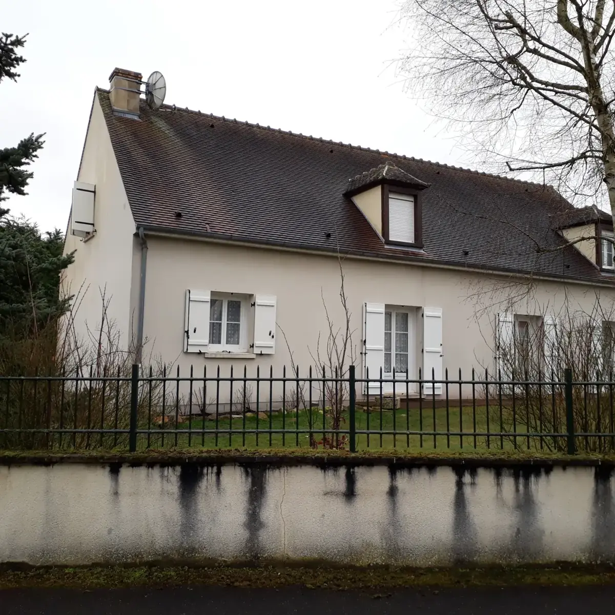 Nettoyage de façade et de mur de clôture — après travaux