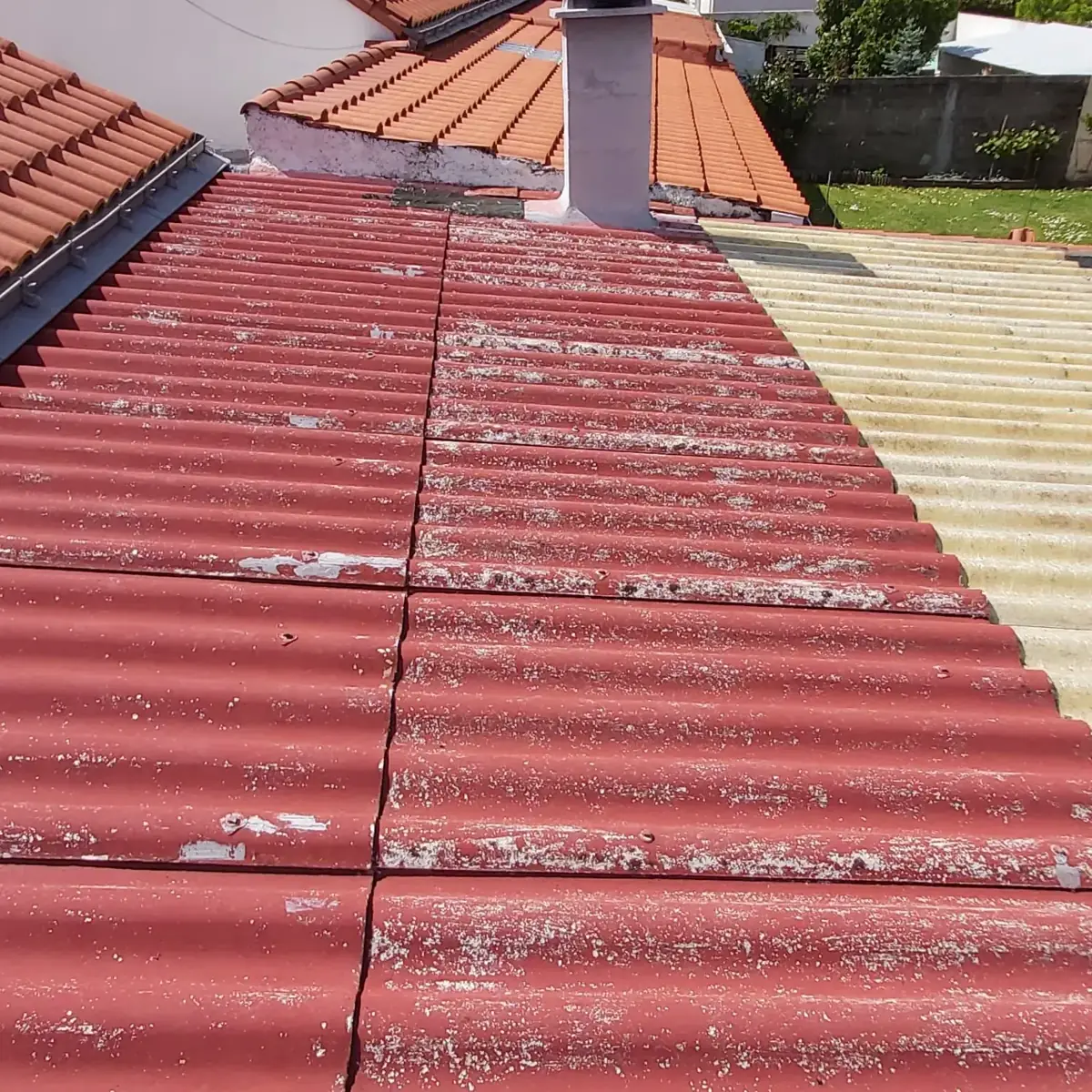Rénovation et peinture de toiture en tôle — avant travaux