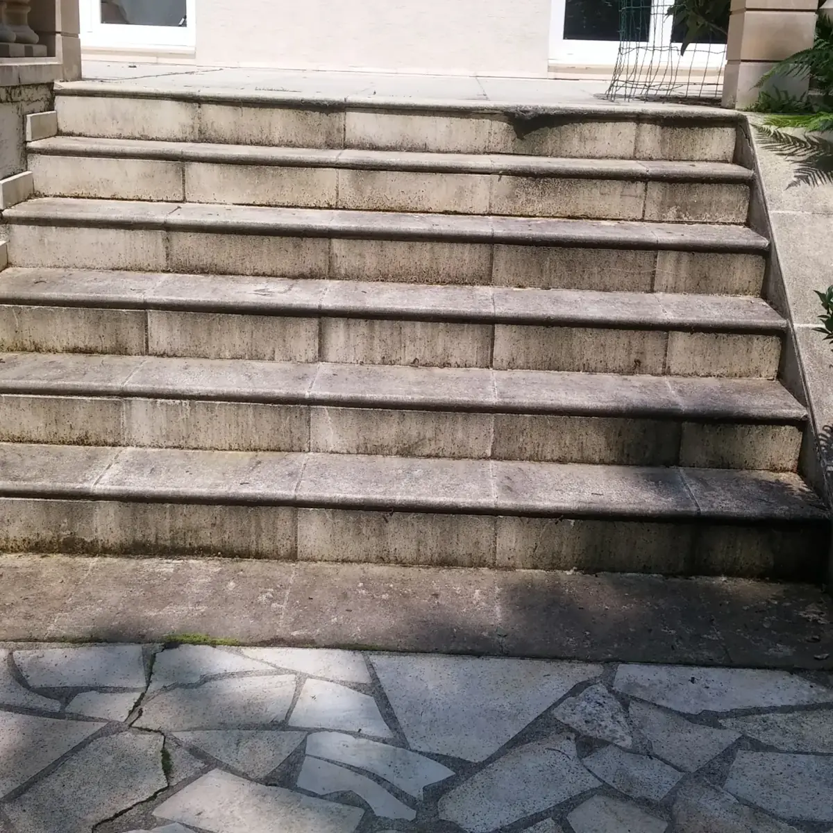Rénovation d'un escalier extérieur — avant travaux